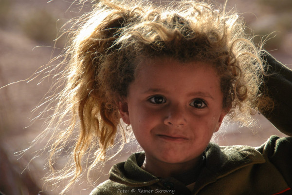 Jordanien, Mädchen in Petra (Foto: Rainer Skrovny / ARR Reisen)