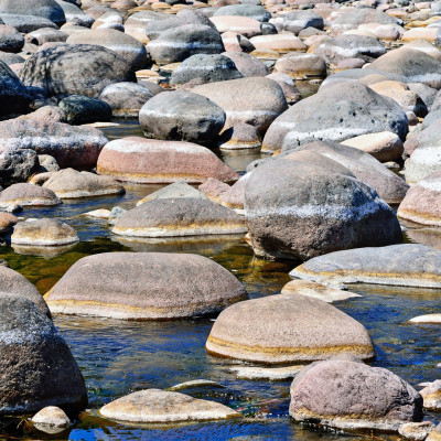 Granitfelsen im Wasser des Baches Fango